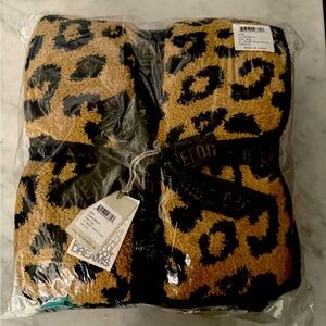 BAREFOOT DREAMS In the Wild Throw Blanket